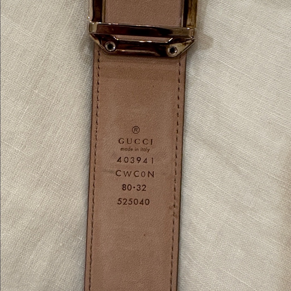 Gucci Black Leather Belt with Embossed Logo - Picture 5 of 5